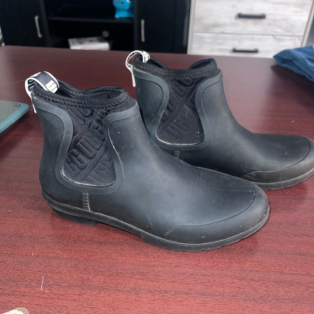 UGG Chevron Boots Black - Picture 2 of 6